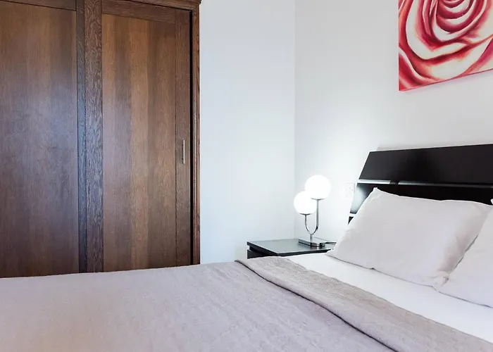 Adjacent To Aphrodite Premium I Lägenhet